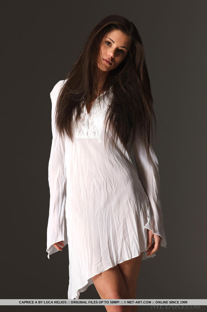 Schönes Teenie-Modell Caprice A Zeigt Große Beine Beim Sich Nackt Ausziehen