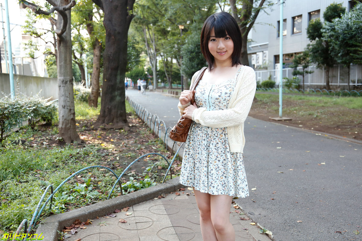 Brünette Asiatische Teenagerin Madoka Adachi Wird Von Mehreren Jungs Auf Dem Bett Gefickt