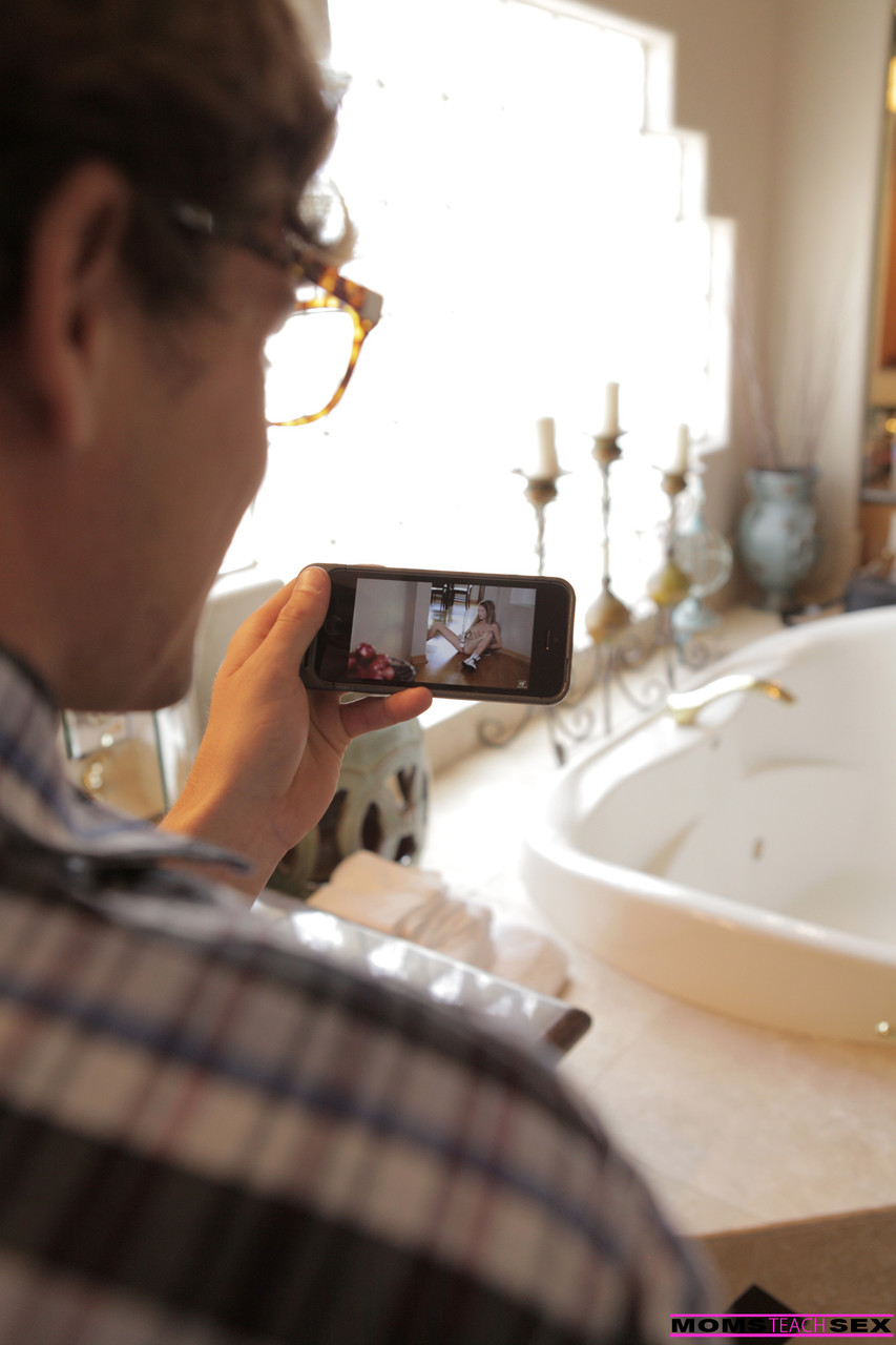 Madura Tetona Mamá Paso A Paso Deliciosamente Gia Enseña Lecciones De Felación A La Pequeña Skylar Green Y Al Hijo De Su Pareja