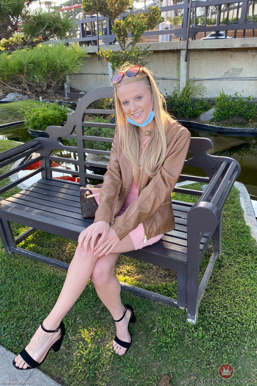 Подросток Париж Белый Показывает Свое Привлекательное Пухлое Пизду В Близком расстоянии В Номере Отеля