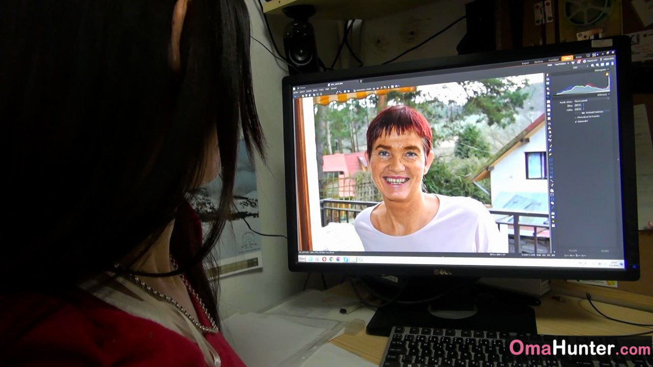 نساء مثليات كبار وصغار يستخدمن ألعاب الجنس