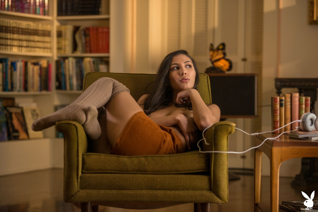 पतली सेक्सपोट जियाना डायर अपनी सुंदर गांड और छोटी चूचियां दिखाती है