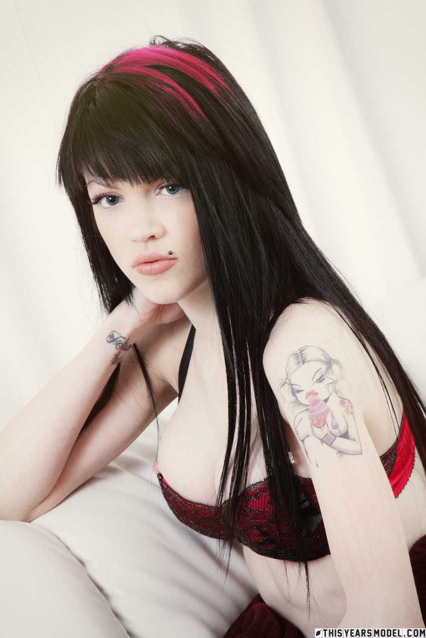 La Joven Confianzuda Bretta Se Desnuda Por Completo