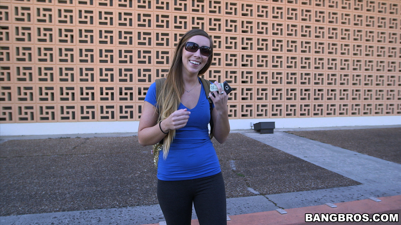 पतली किशोरी Kaylee Banks शरीर दिखाती है और वैन में चुदाई करती है