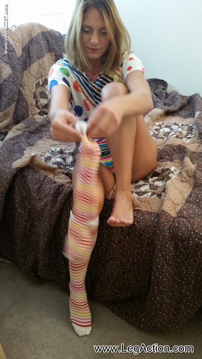 Lonely Amateur Milf Madison B Strips Colorful Outfit And Masturbates