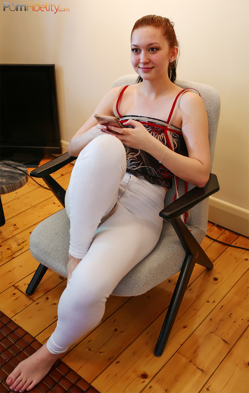 少女露露·雷诺兹赤脚骑乘完成狂野性交