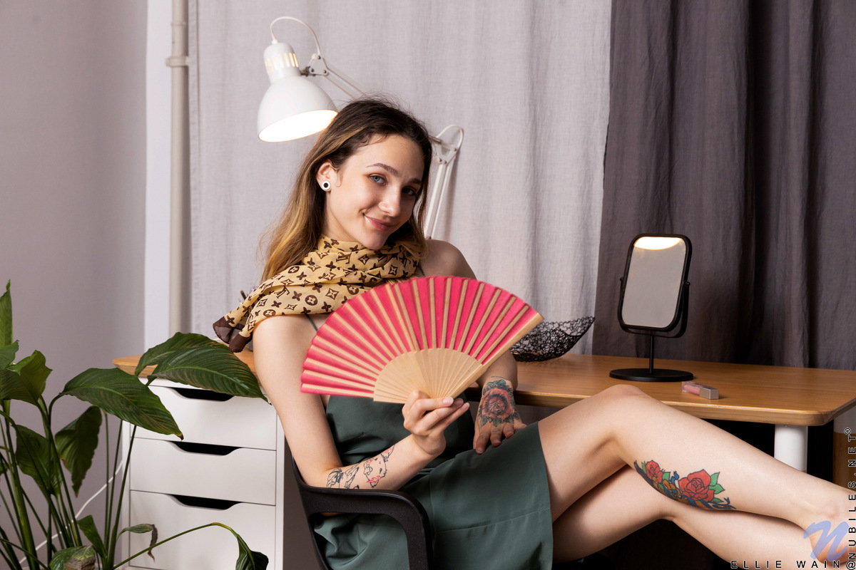 Jovente Ellie Wain Mostra Seu Corpo Quente De Adolescente Antes De Se Masturbar