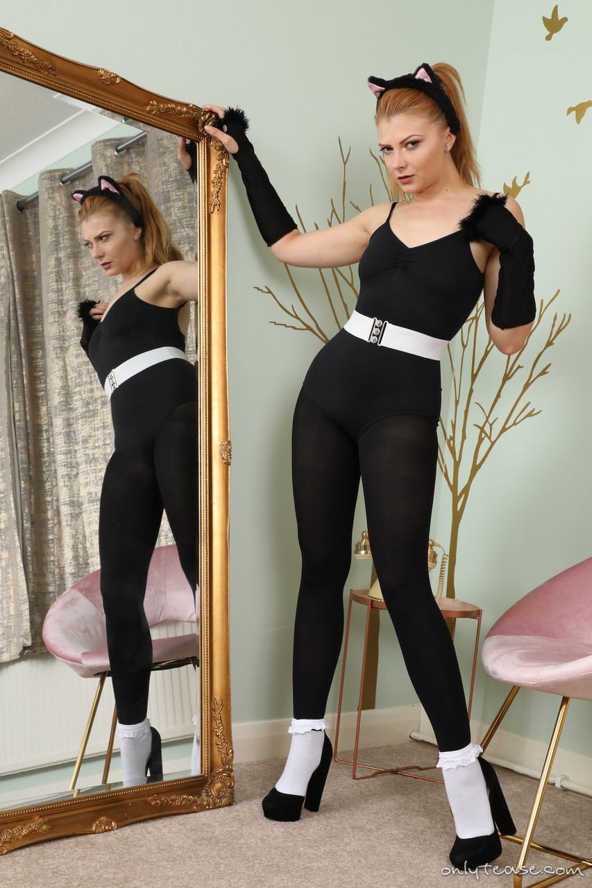 苍白红发斯嘉丽·福克斯在深色连裤袜中释放她的小乳房