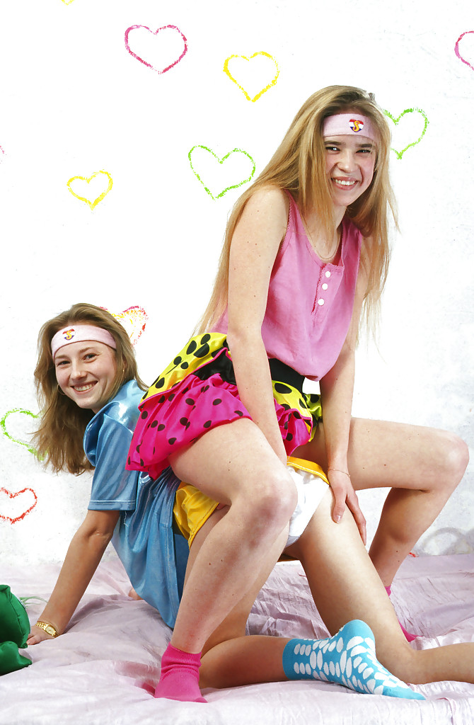 调皮的少女们变得兴奋并享受一些女女乐趣