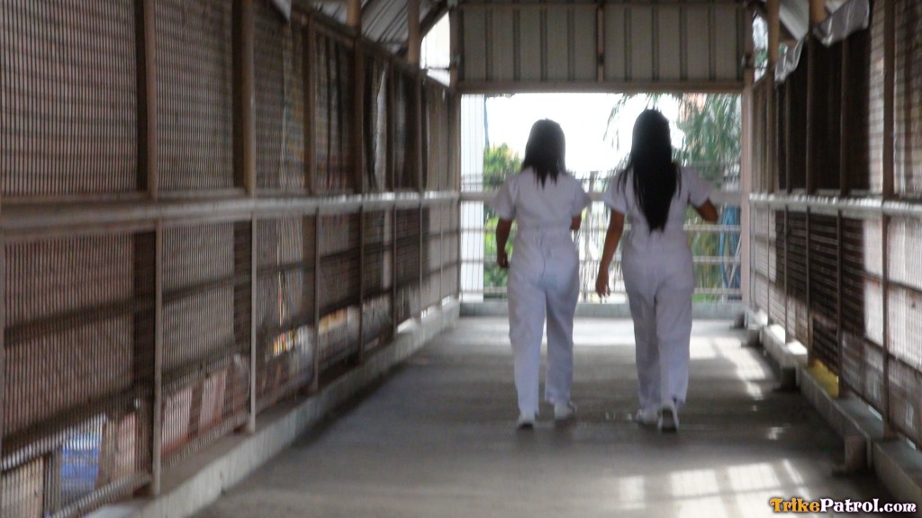 淫荡护士乔安娜和乔伊在医院三人行中口交与POV做爱