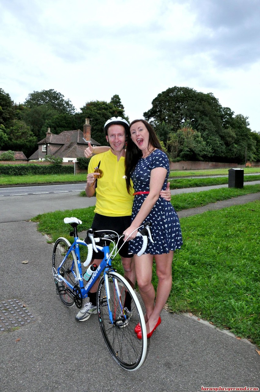 Femme Âgée Aux Jupes Volantes Se Penche Pour Un Fuck Anal Profond Par Un Jeune Homme