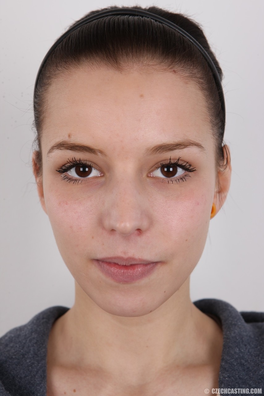 Молодая Брюнетка Снимает Джинсы И Бюстгалтер Чтобы Позировать Обнажённой