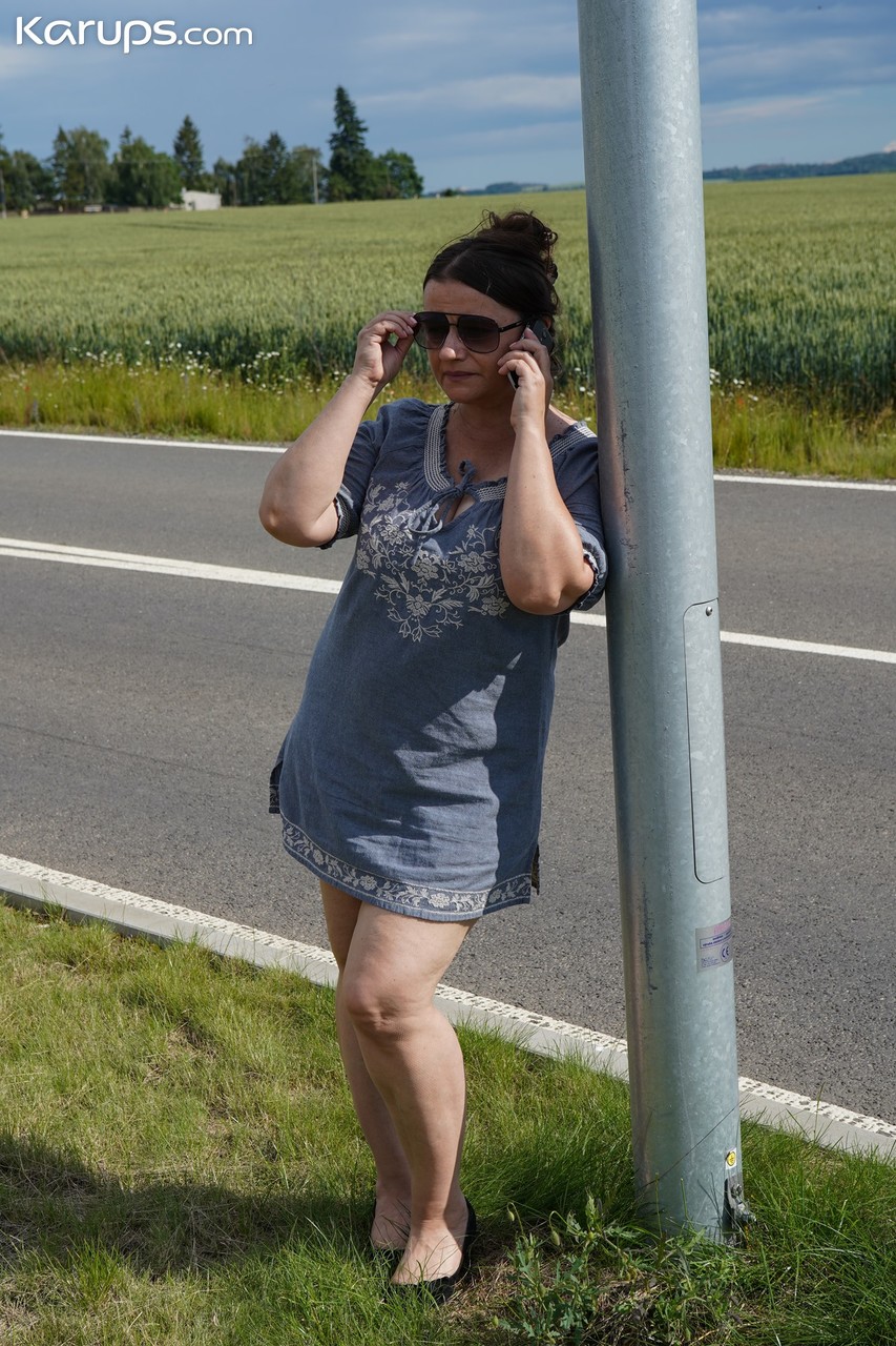 巨乳人妻が若いタクシー運転手にフェラチオして現金の代わりに