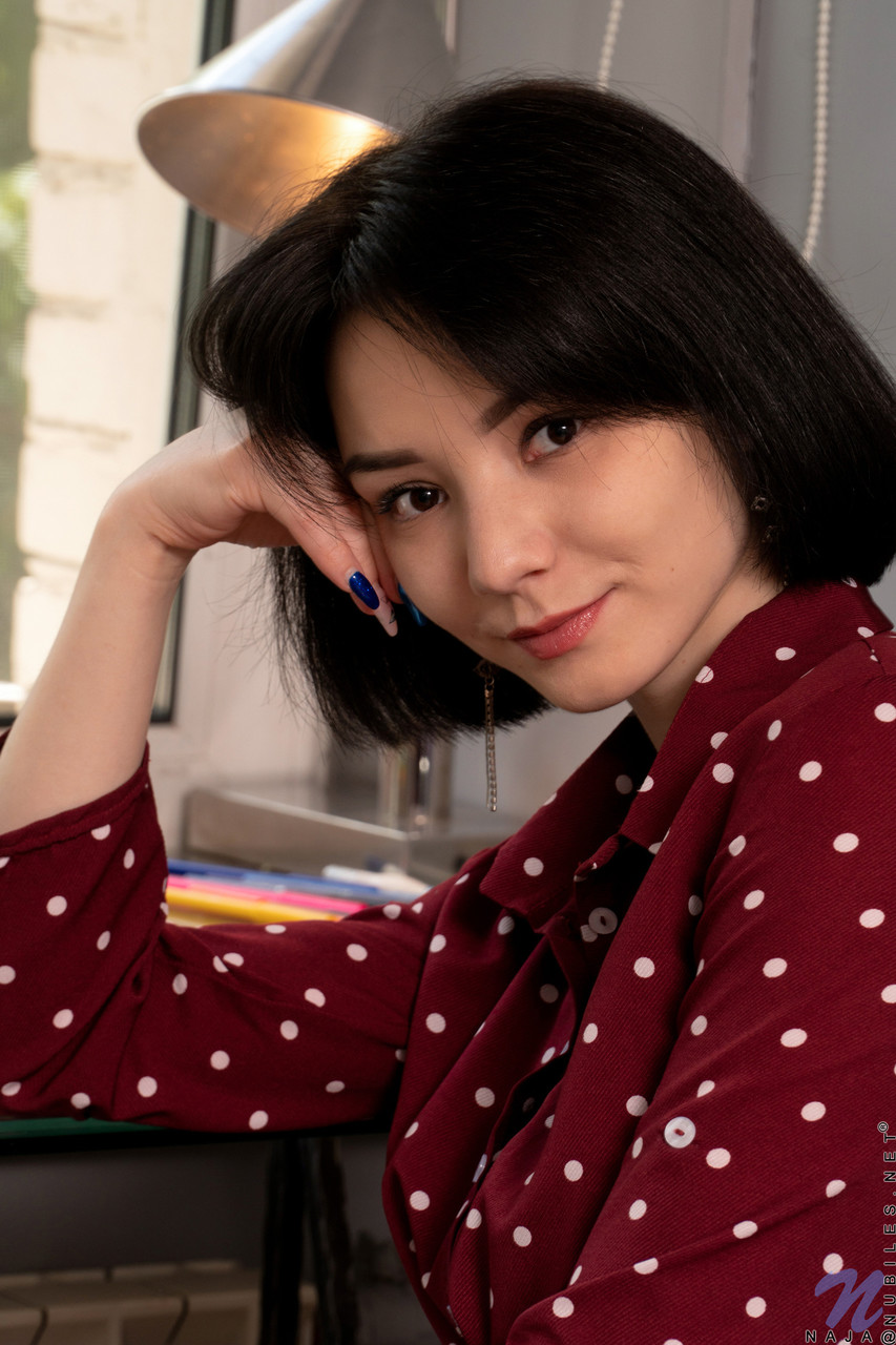 Black Haired Teen Naja Se Déshabille Et Frotte Son Délicieux Muffin