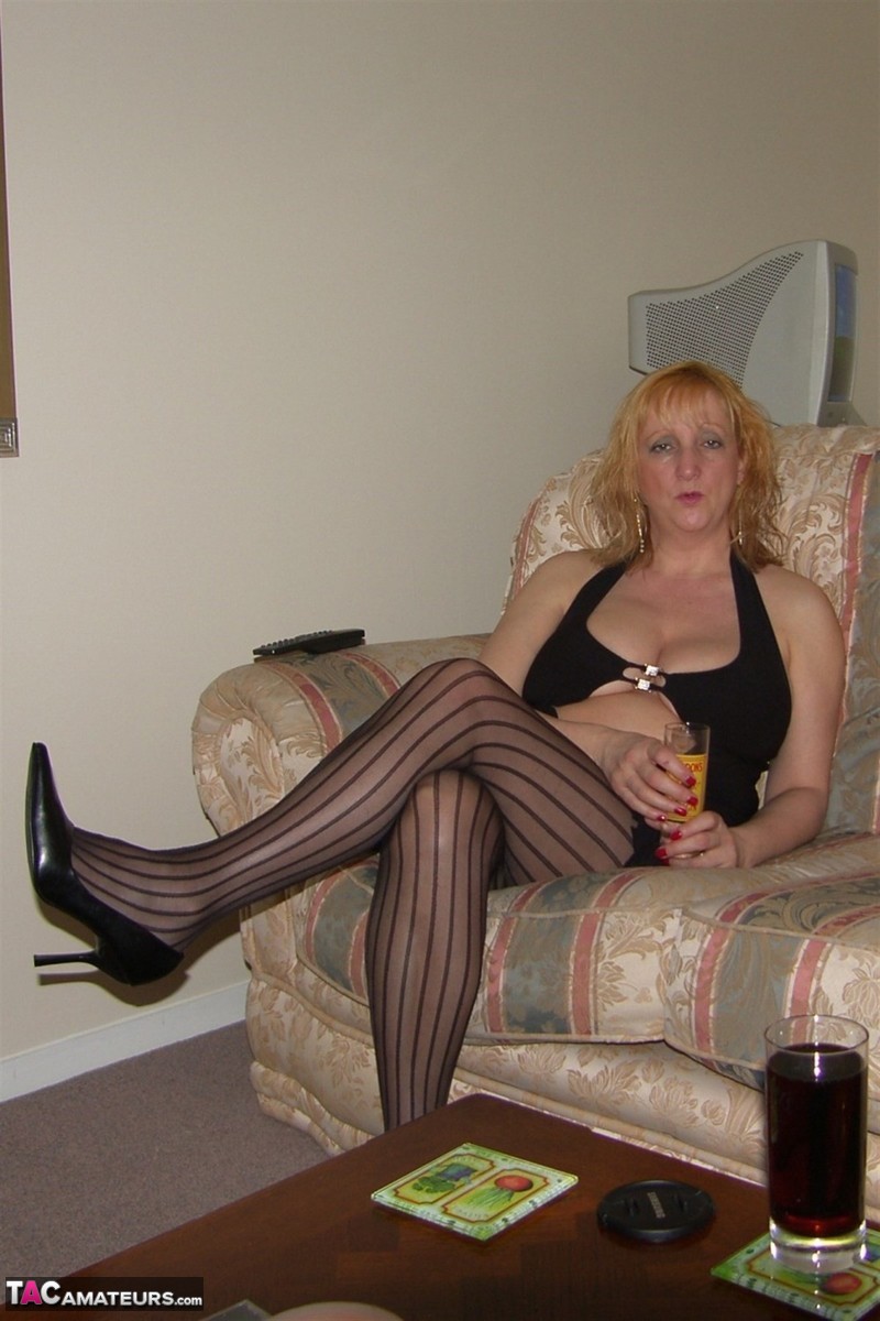 امرأة ناضجة ذات ثديين كبيرين تمارس الجنس مع رجل أصلع