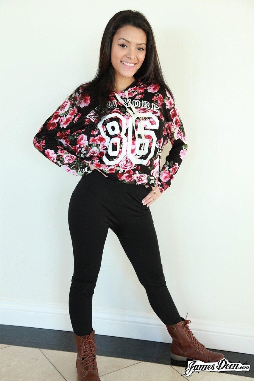 Дерзкая Латиноамериканка Джози Джаггер Раздевается И Показывает Свои Натуральные Сиськи