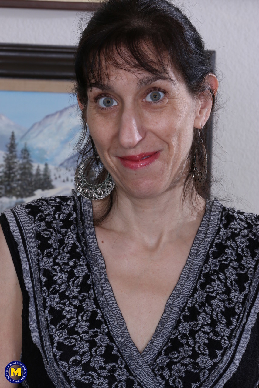 Old Hag Strips Nude For Her First Mature Modeling Debut