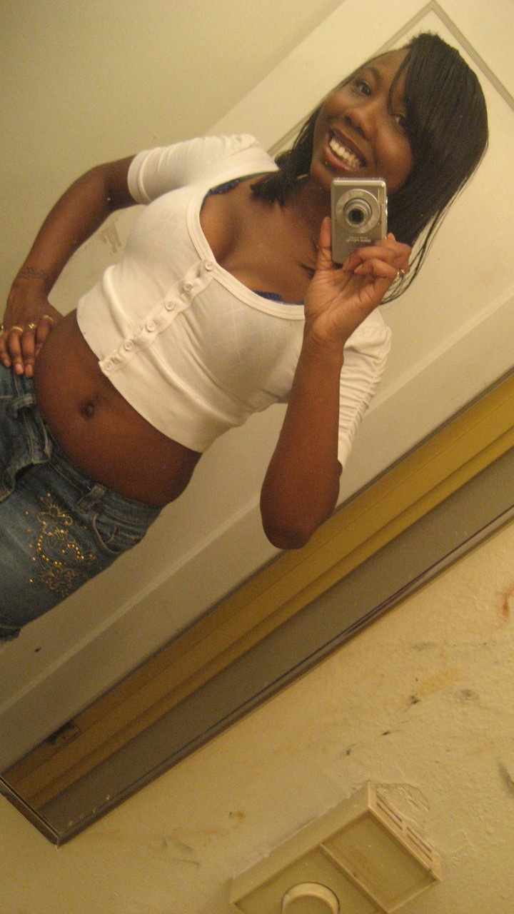 黒肌の美女エリシャ・ターナーがジューシーな巨乳と美尻を披露