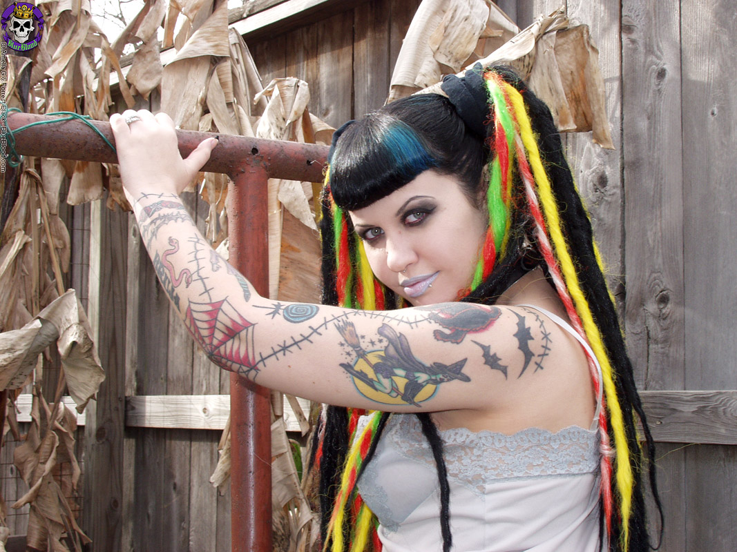 डाना गॉथ लड़की बाहर अपने प्राकृतिक स्तनों पर मोम डालती है