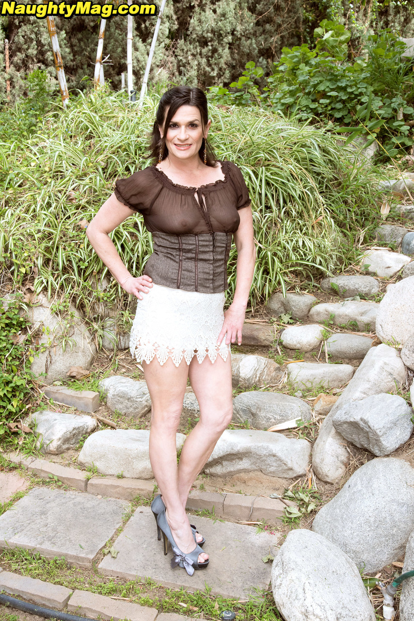 成熟业余米歇尔·马克斯在阳光下脱衣并肛交指法