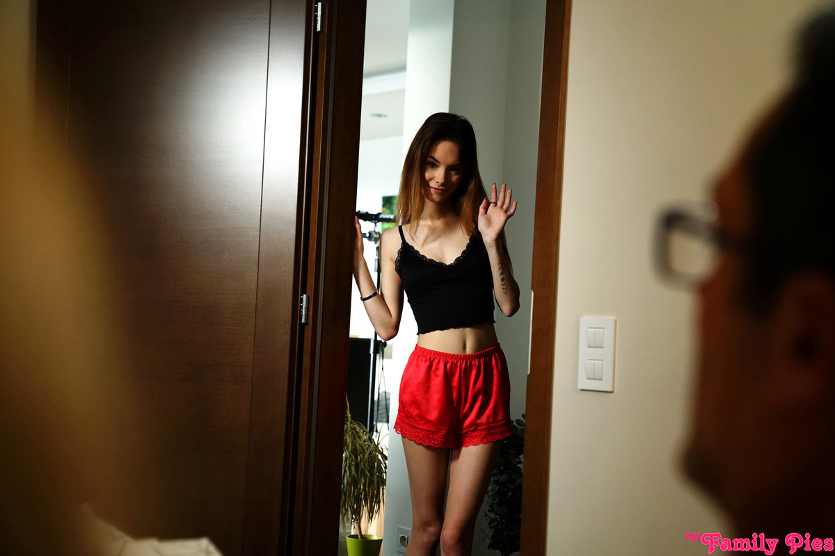 Liz Ocean Cabalga A Su Padrastro