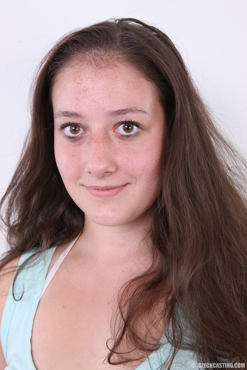 الفتاة الممتلئة كلارا تتعرى بالكامل لظهورها الأول