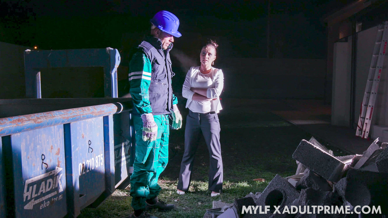 黑发性感女性Wendy Moon 诱惑维修工进行肛交