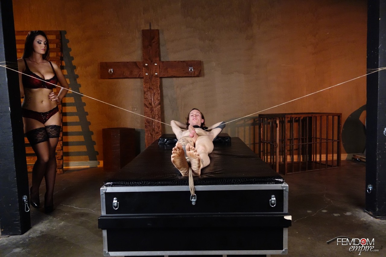 Señora Del Calabozo Alison Tyler Masturbando El Pene Del Hombre Restringido