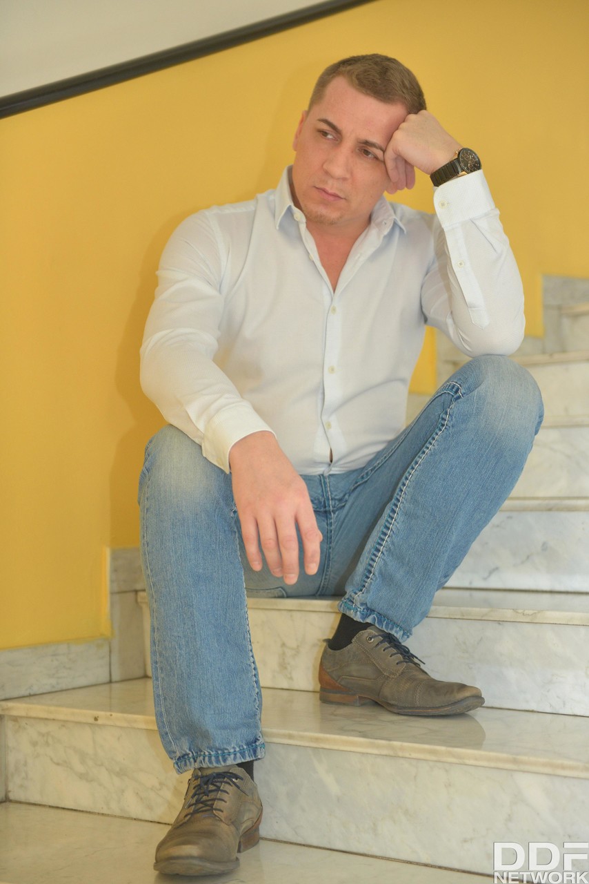 黒髪の熟女ニキ・スウィートがハードセックスで心折れた男を慰める