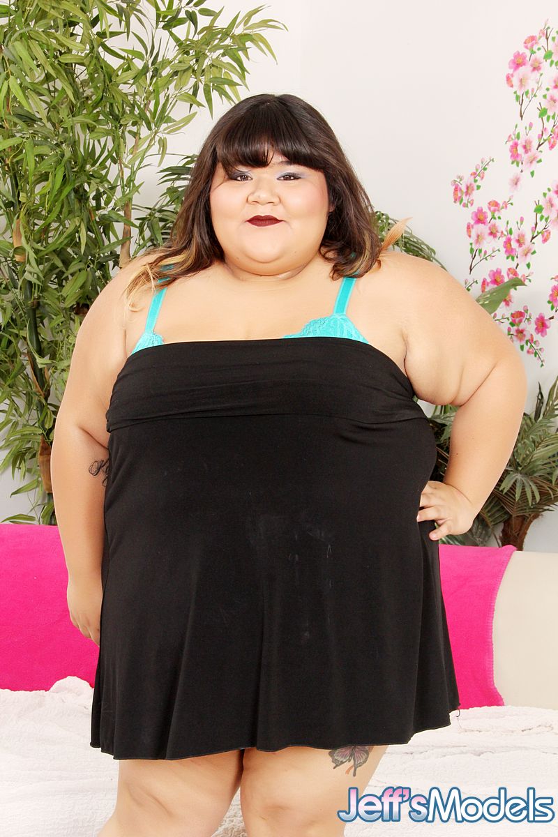 性感的亚洲SSBBW Sugar 脱掉内衣展示下垂的乳房并吸吮阴茎