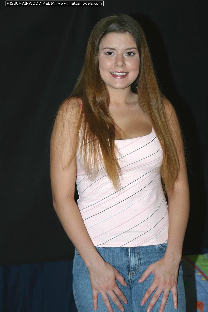 एस्पेन टखने के मोज़े तक नंगी हो जाती है और अपने बड़े युवा स्तनों का अनावरण करती है