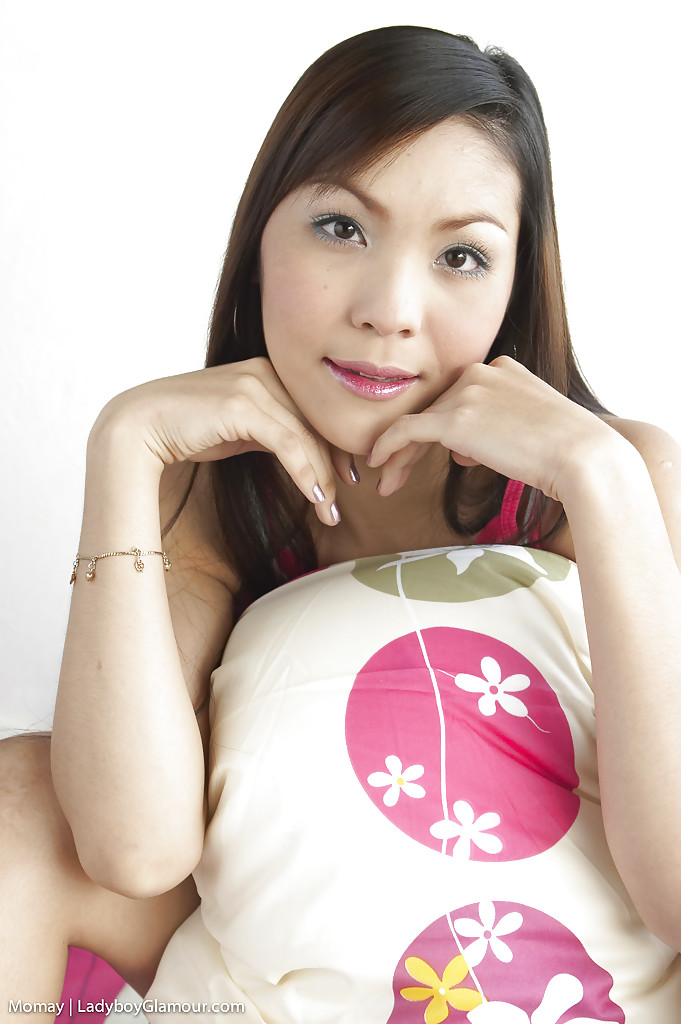 Solo Teen Ladyboy Momay Masturbándose Su Pequeña Piel Sin Cortar