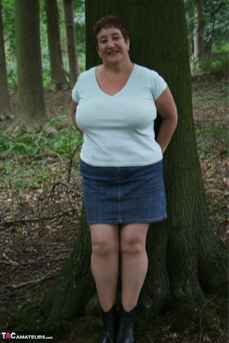 丰满成熟的风骚卡罗尔在森林中展示巨乳