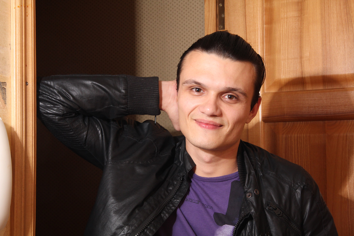 युवा अन्ना जर्मिओना चमड़े की कुर्सी पर प्रेमी के साथ सेक्स करती है