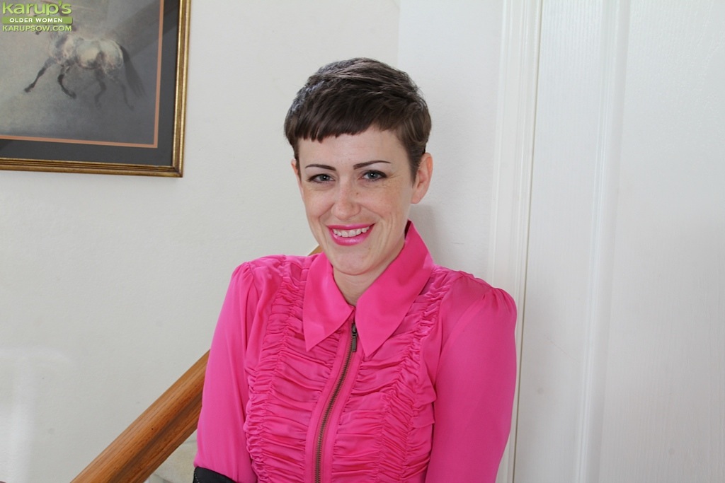 Dona Madura De Salto Alto Tira A Saia E Abre A Buceta