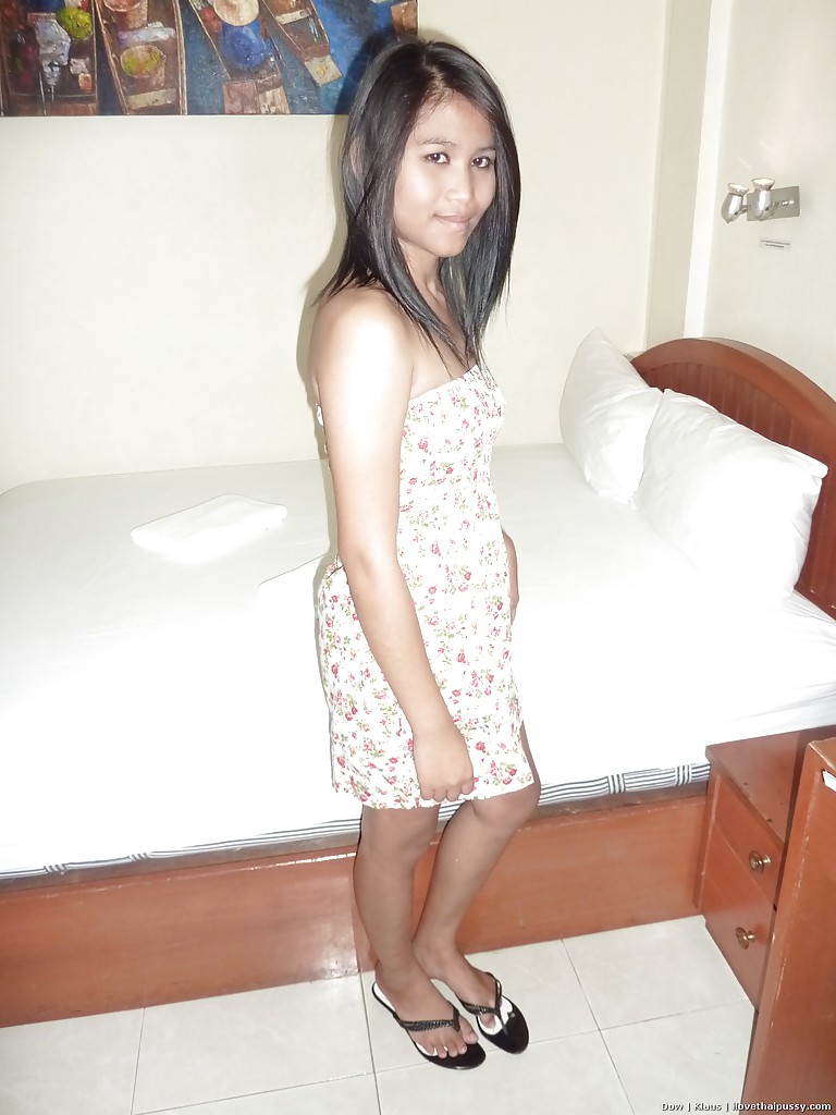 सुंदर एशियाई सुंदरी शानदार पोशाक में पैर फैलाकर चुदाई करवाती है