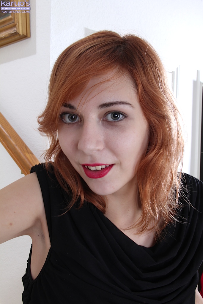 若い赤毛のナンシー・リードがパンティーを脱いで剃った十代の膣に指を入れる