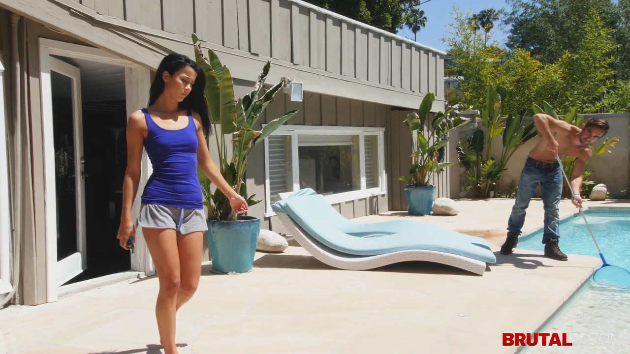 Brune Adolescente Alaina Kristar Reçoit Une Éjaculation Faciale Après Le Sexe