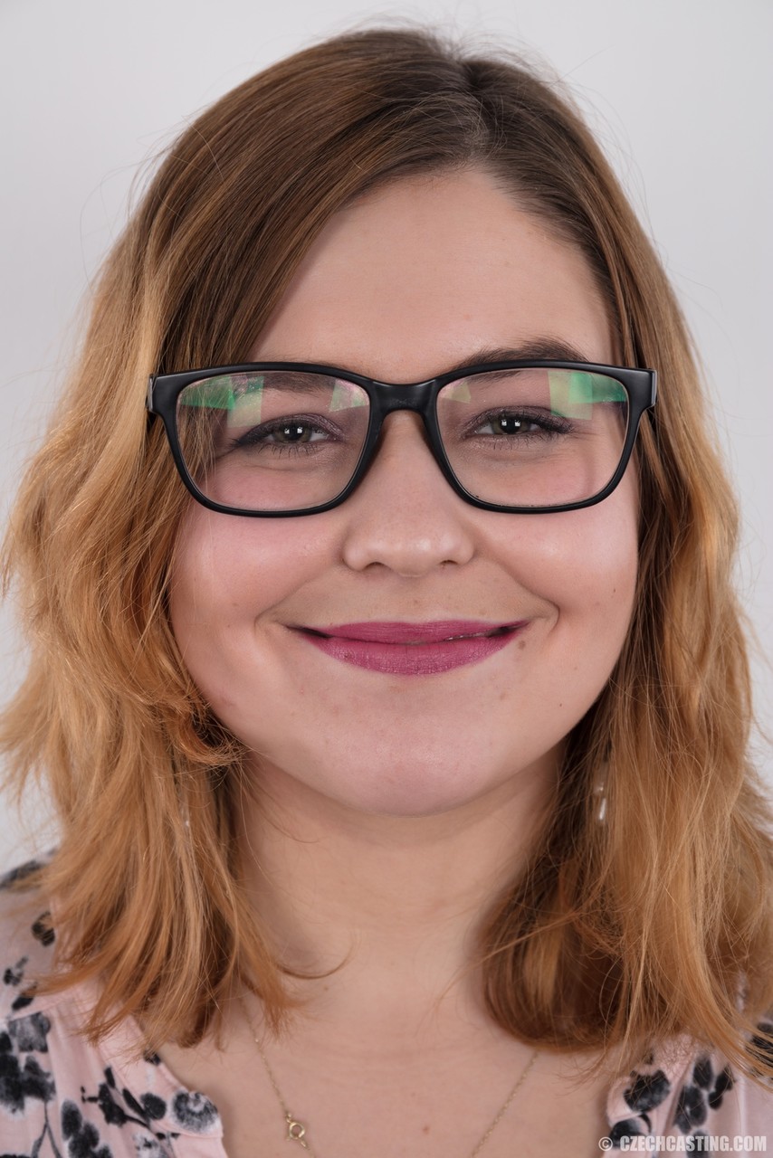 Amatrice Ronde Karolina Montre Ses Graisses Nue Avec Des Lunettes