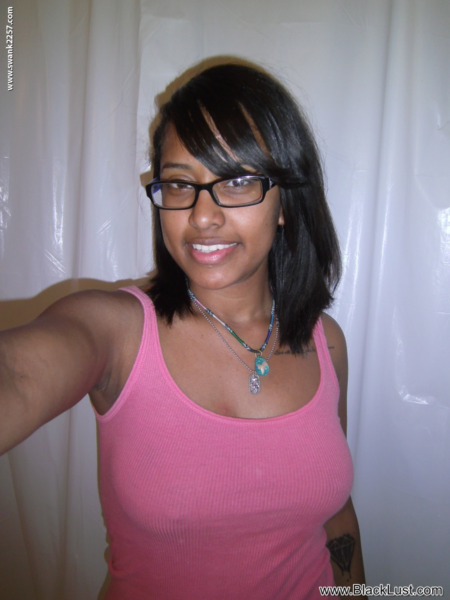 नेर्डी एबोनी अपने रसीले स्तन और गोल चूतड़ अकेले में दिखाती है