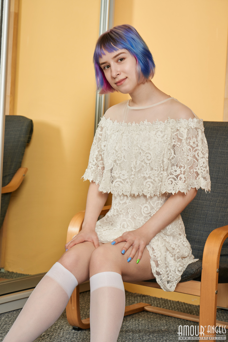 初めてのピンキーは全てを明らかにし、自然なまんこの自慢をする