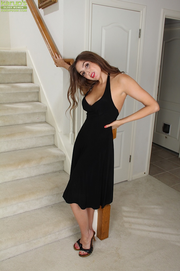 熟女ヴェロニカ・ショーが美味しそうな巨乳と剃ったマンコを広げる