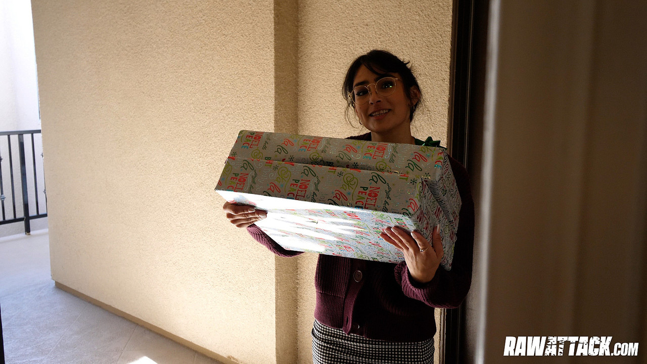 Любительская Девушка Китти Валанс Носит Очки Во Время ПОВ Секса С Большим Членом