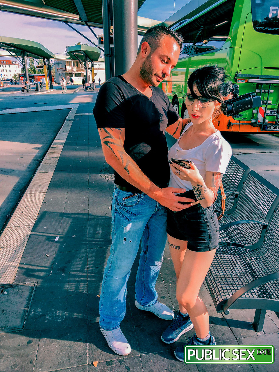 戴眼镜的瘦小业余者在停着的车之间大胆做爱