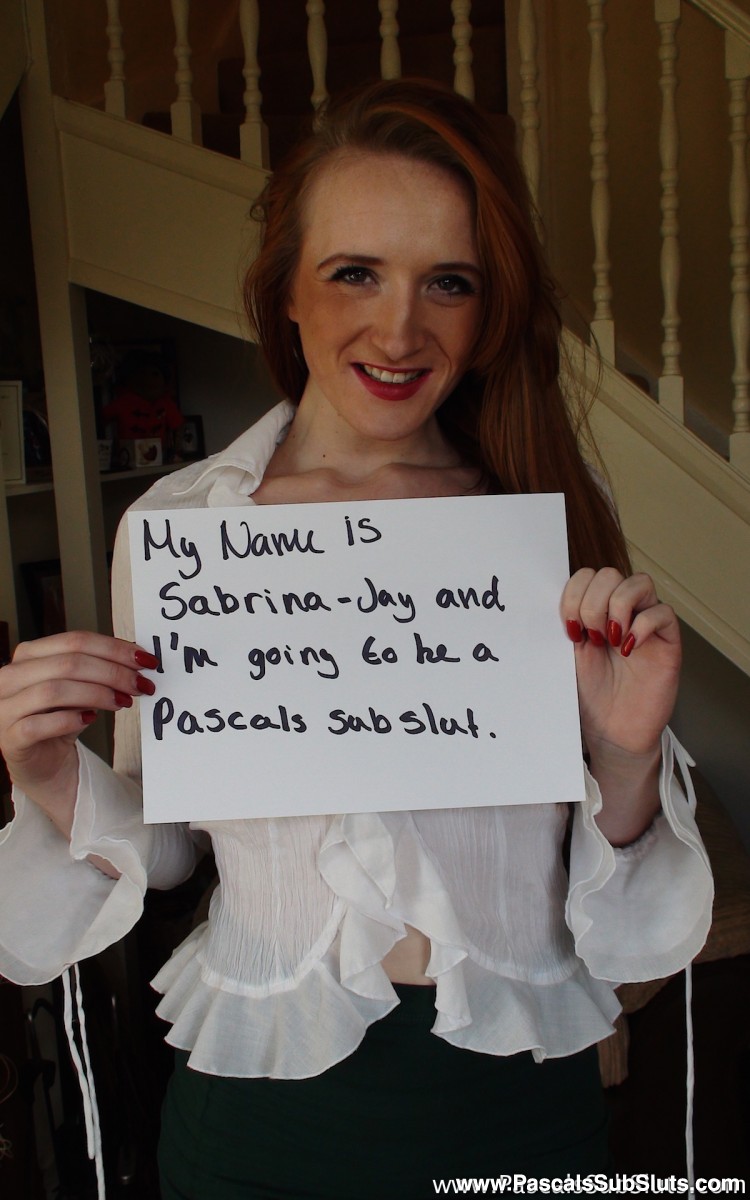 自然な赤毛のサブリナ・ジェイがストッキングを穿いたまま男に服従する