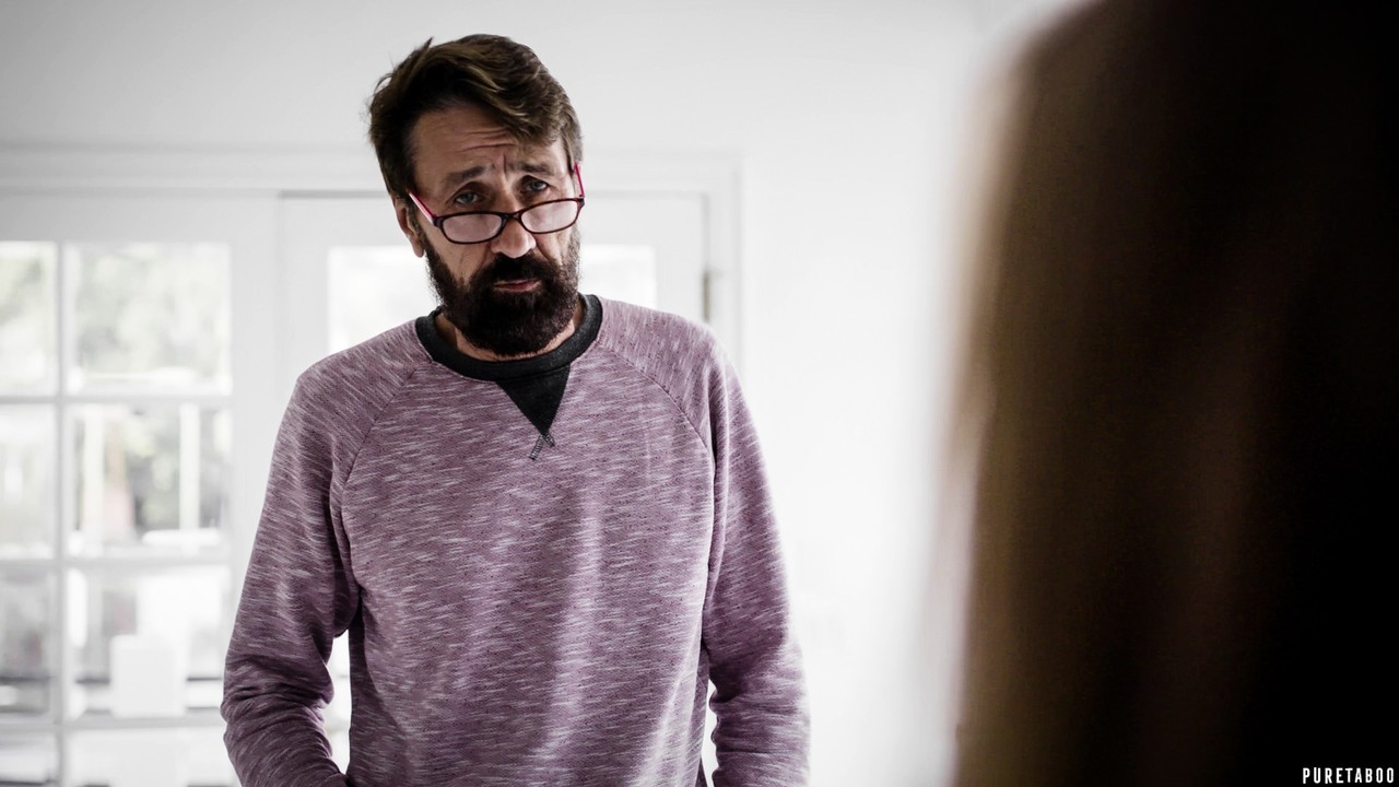 Skinny Teen Riley Star Gives Blowjob Before Hardcore Sex