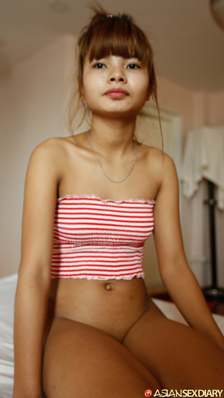 可愛いアジア人十代ミルドレッドBがPOVセックス中に小さな胸を見せる