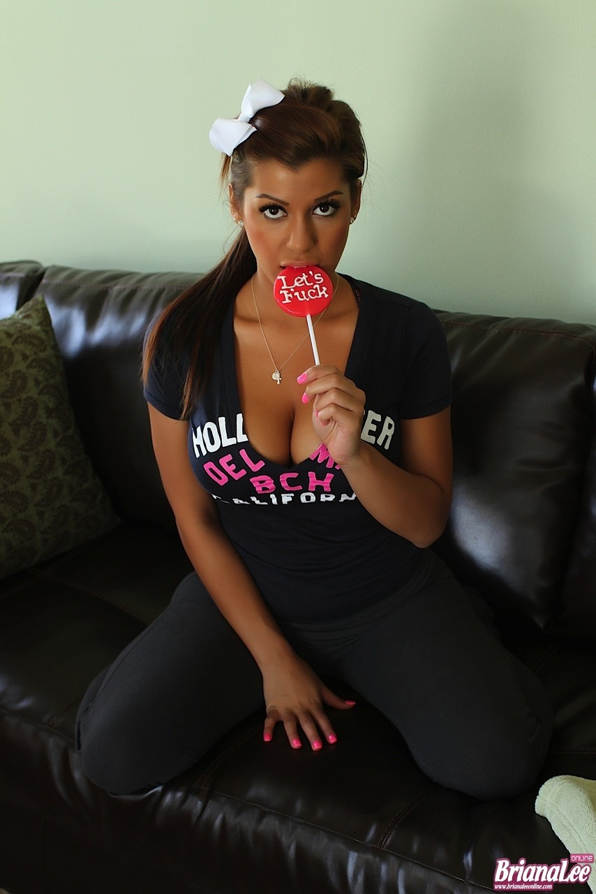المراهقة الهواة بريانا لي تمص لولipop بينما تنتزع ثيابها على الأرائك