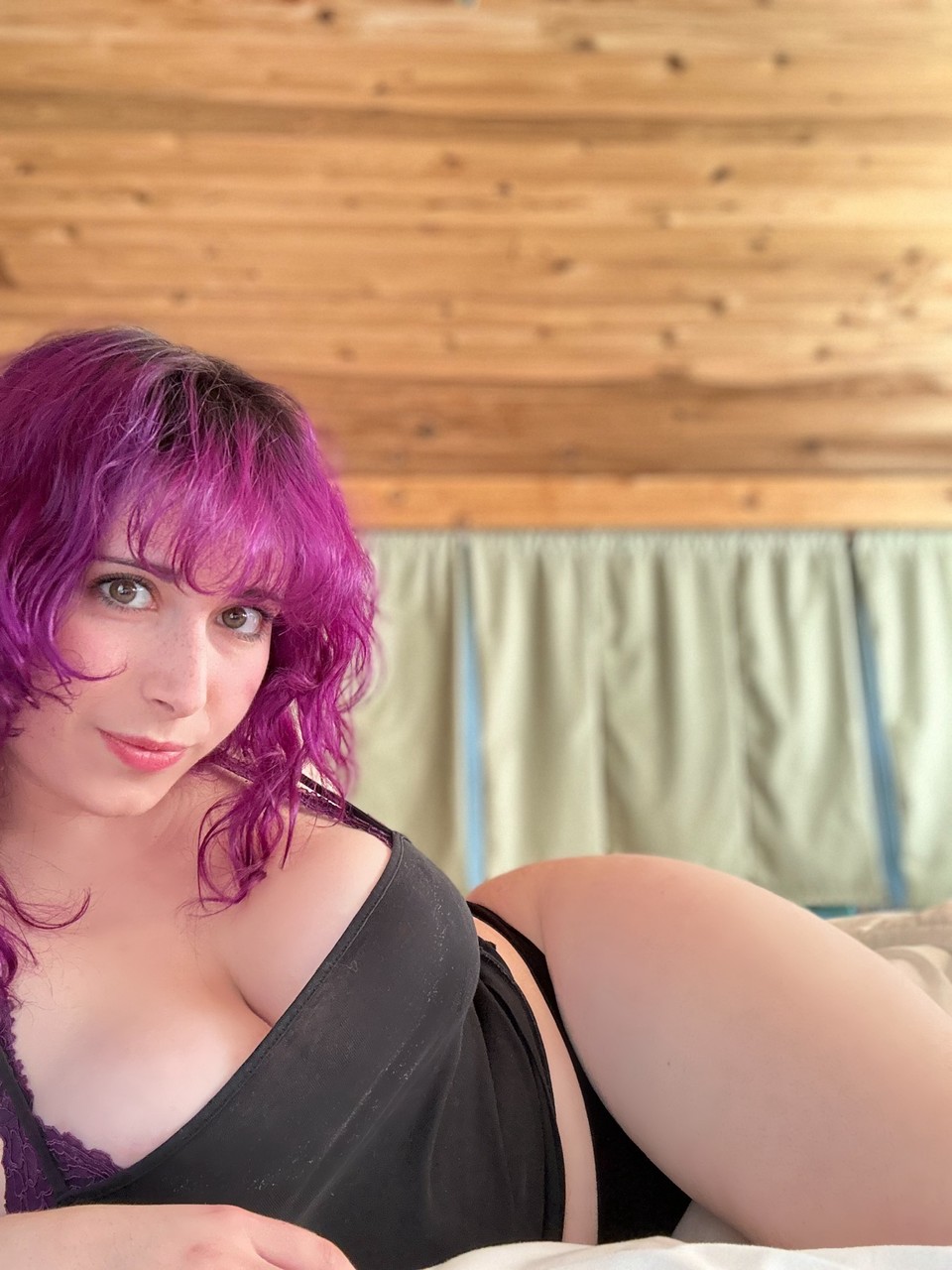 Modelo De Cam Onlyfans Sexy Sam Squeebs Provoca Com Seus Lindos Peitos Grandes