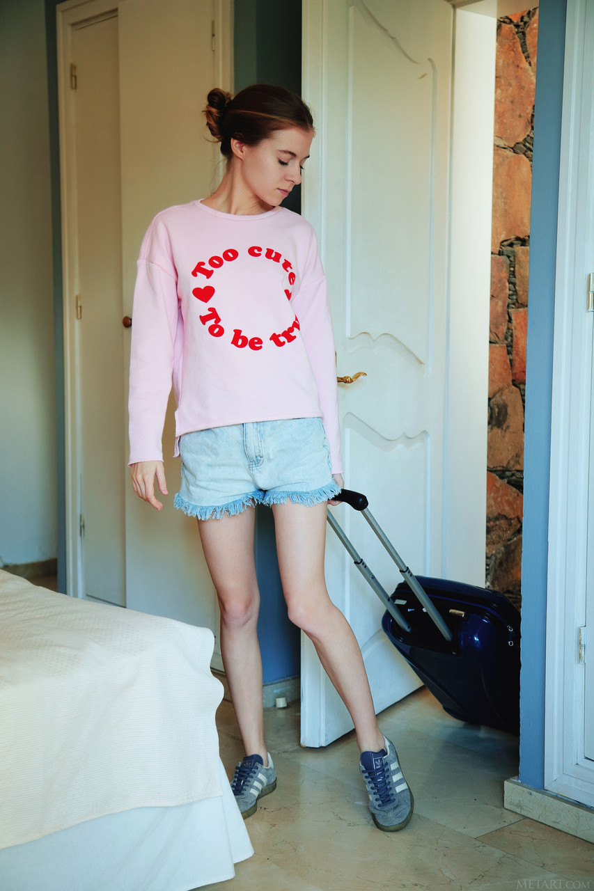 Glamouruse Babe Shayla Étale La Chatte Bald Et Montre Le Gros Cul